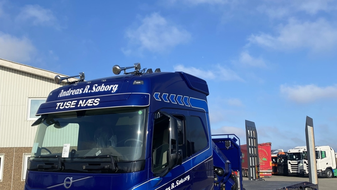 Volvo med knæklad og kran til Andreas Søborg🚚 - Brande Vognfabrik ApS